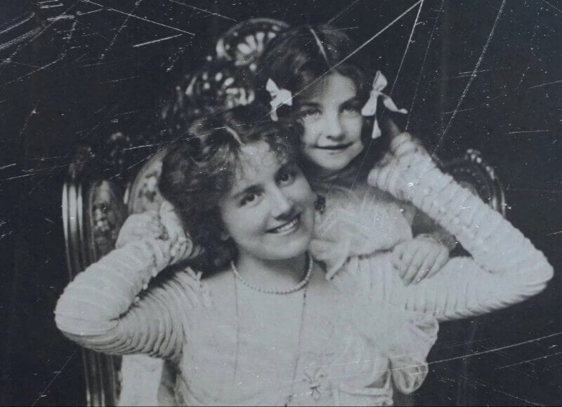 ぼやけた損傷がある古い白黒写真