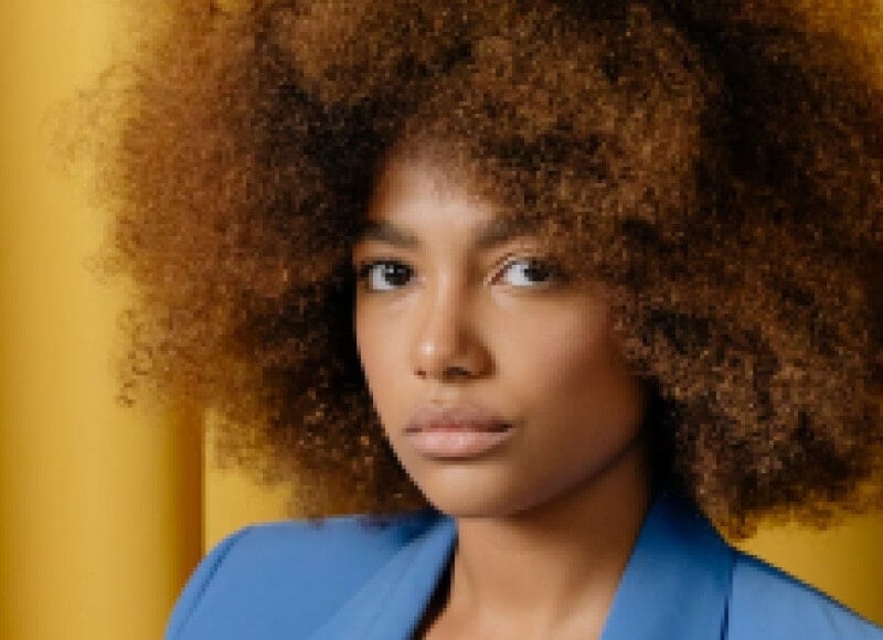 Un ritratto femminile sfocato e di bassa qualità