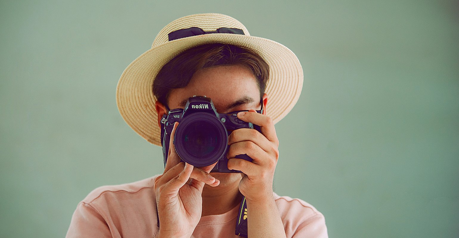 Ein Mann haelt eine Kamera mit Bildfilter